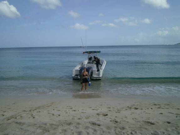 Em Grande Anse, embarcando para os mergulhos do dia (em Granada, no Caribe)
